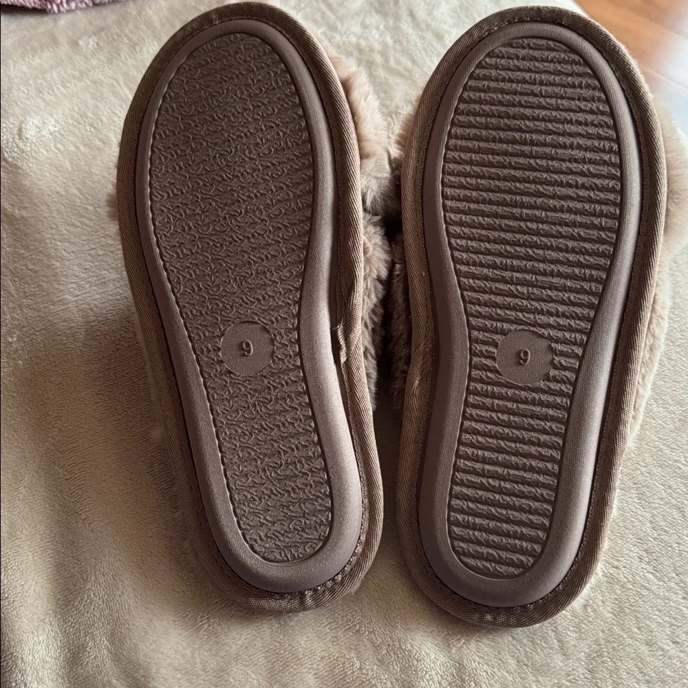 NWT JOYSPUN Women's Plush Tan Slippers - Picture 4 of 6